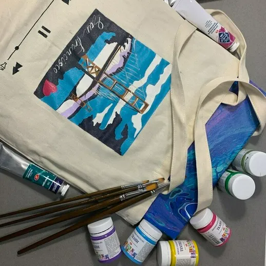 Эко-сумка с художественным принтом и красками на сером фоне