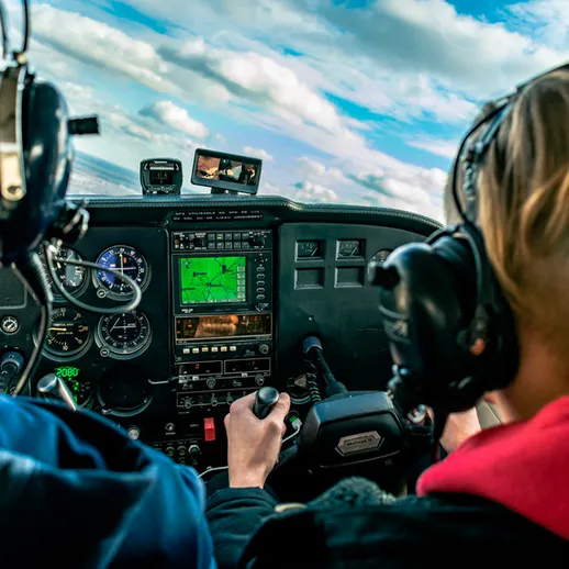 Пилотирование самолета в ясный день, обучение молодого пилота опытным инструктором