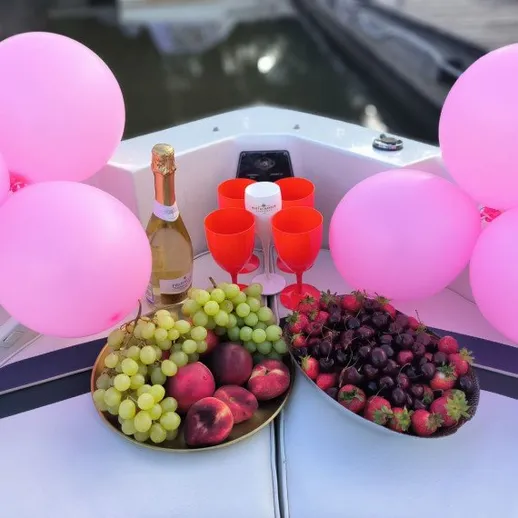 Список закусок и напитков на борту лодки с шарами и фруктами