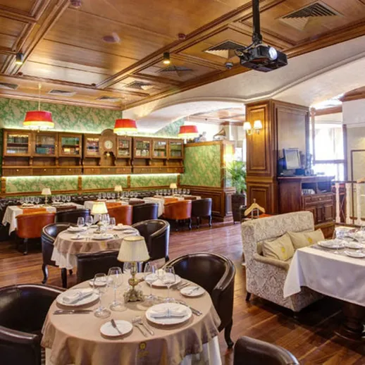 Обеденная зона в ресторане с уютной атмосферой и элегантным декором на вечер поздней осени