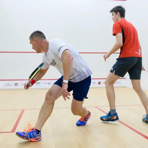 Составные игроки во время игры в сквош в спортивном зале на турнире в Москве