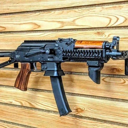 Оружие на стене в интерьере с деревянной отделкой и металлическими элементами