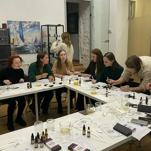 Мастер-класс по созданию духов в уютном пространстве студии с участниками