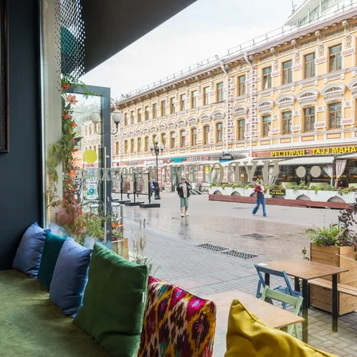 Вид на пешеходную улицу с уютного кафе в центре города в дождливый осенний день