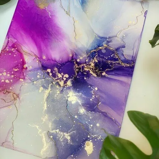 Яркая абстрактная картина с фиолетовыми и розовыми оттенками, украшенная золотыми вкраплениями, созданная в уютной студии