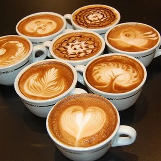 Разнообразные кофе с искусством латте в кафе на утреннем столе