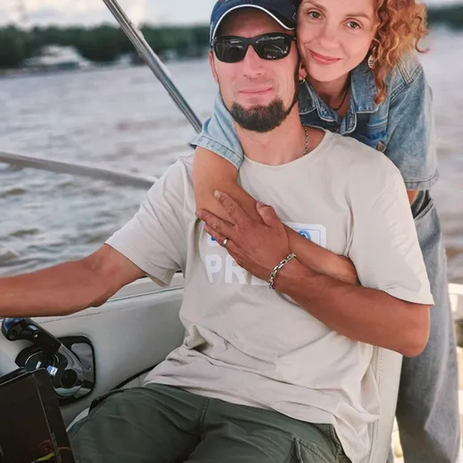 Пара на лодке проводит время на реке в солнечный день