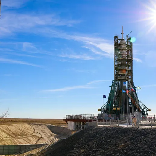 Запуск ракеты с космодрома в ясный солнечный день на территории Казахстана