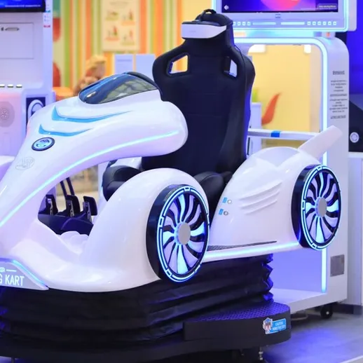 Виртуальный гоночный карт с эффектами подсветки в игровом центре на развлекательном комплексе