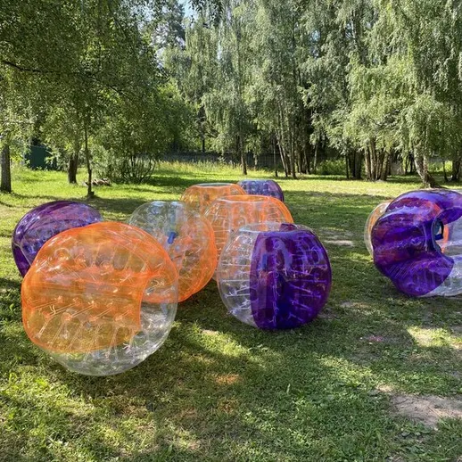 Яркие прозрачные шары на траве в парке для активного отдыха и развлечений
