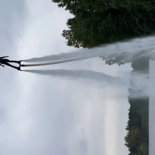 Водный футболист на реактивной доске над озером в полдень