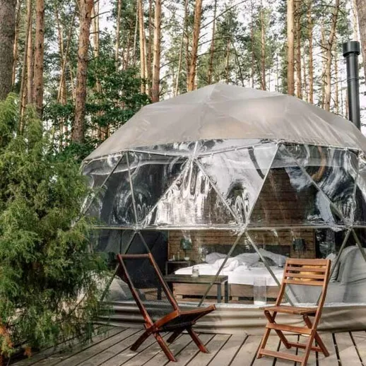 Уютный геодезический домик в лесу, окруженный соснами, для отдыха в любое время года