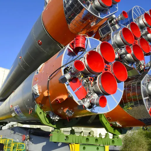 Запуск ракеты с космодрома в день важной миссии по исследованию космоса