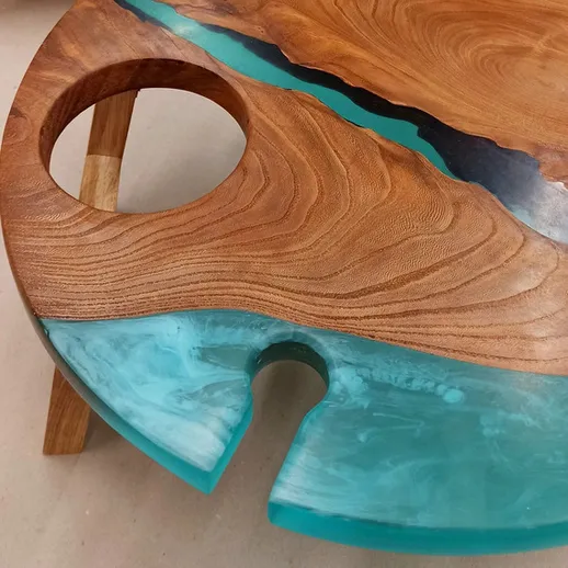 Красивый стол из дерева и смолы с атласной поверхностью и уникальным дизайном, созданный в мастерской artisans