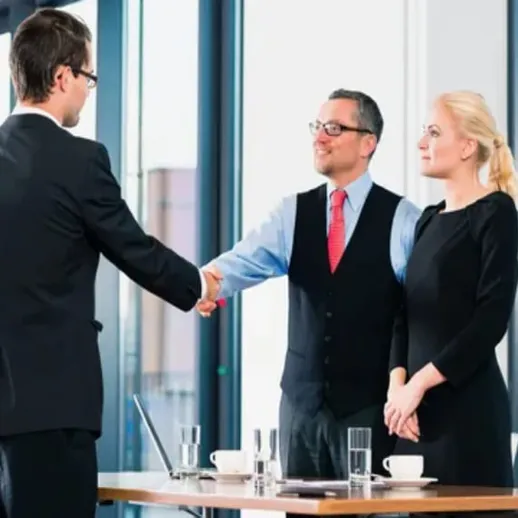 Встреча бизнес-партнеров в офисе, заключение сделки в современном здании с окнами от пола до потолка