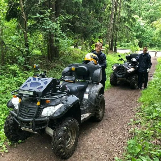 Адвенчуры на квадроциклах в лесу республики Беларусь с друзьями в солнечный день