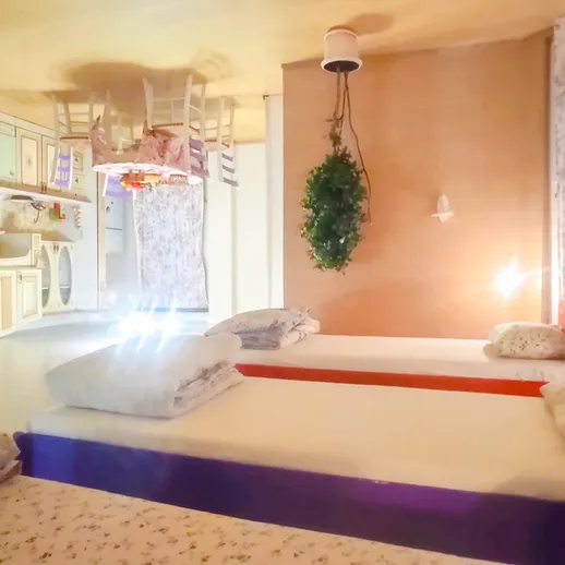 Комфортабельная спальня с двумя кроватями и уютным интерьером в теплых тонах днем