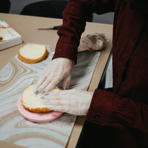 Подготовка торта в уютной кухне, работа с бисквитом и кремом, вечернее время