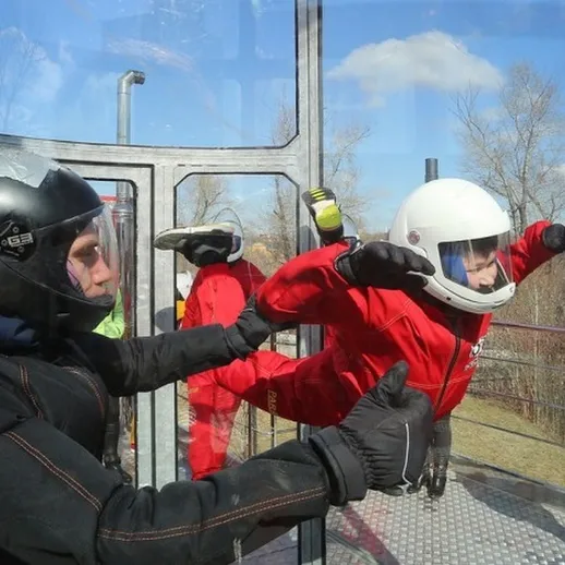 Подъем в воздушном тоннеле: обучающий полет для начинающих в Москве в солнечный день