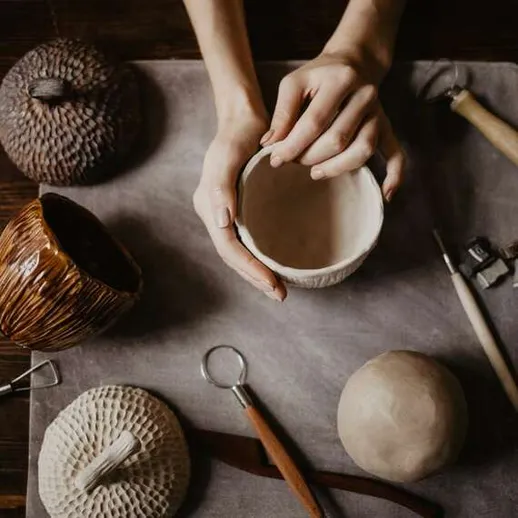 Ручная работа с глиной: создание керамической посуды в мастерской в уютной обстановке