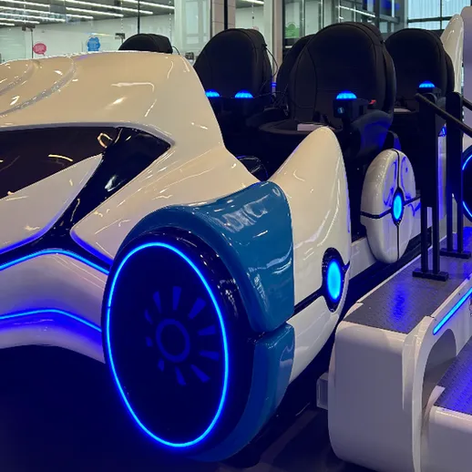 Современный электромобиль с яркой подсветкой на выставке технологий в центре города