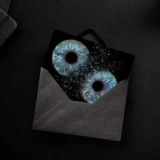 Конверт с изображением глаз и блестками на черном фоне