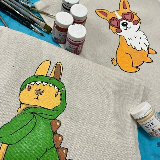 Красивая сумка с изображениями забавных животных, нарисованных акрилом на полотне, созданная в творческой мастерской