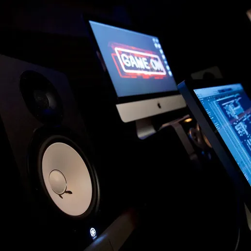 Вечерняя студия звукозаписи с компьютерами и динамиками