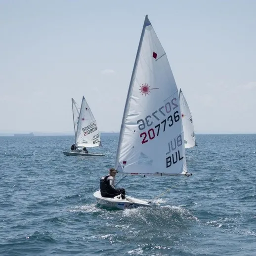 Спортсмены занимаются парусным спортом на воде в солнечный день в открытом море