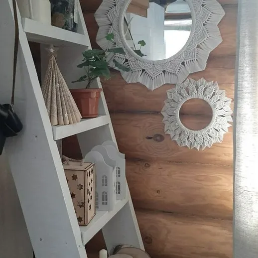 Уютный интерьер дома с лестницей, зеркалами и элементами декора в теплых тонах