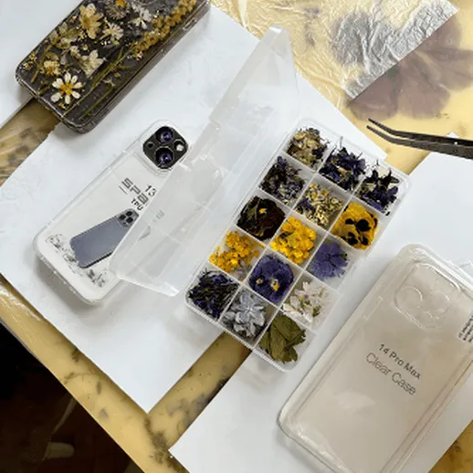 Создание прозрачного чехла для телефона с засушенными цветами в мастерской рукоделия