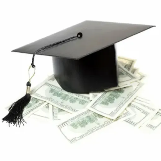 Выпускная шляпа лежит на купюрах, символизируя важность образования и финансовые затраты на обучение