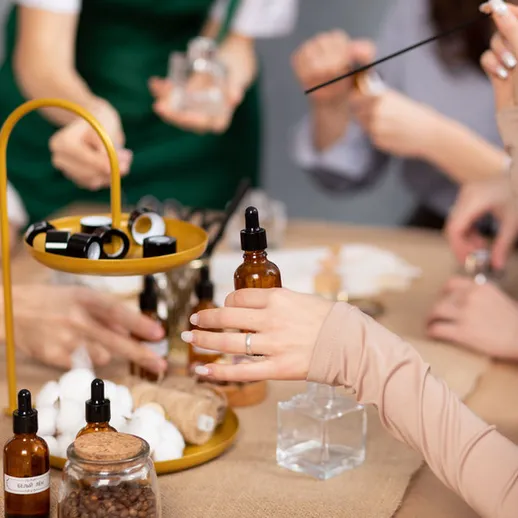 Мастер-класс по созданию ароматов проходит в студии с участниками