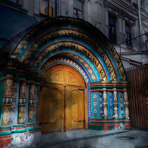 Красивый резной вход в историческое здание в старом городе России, подчеркивающий архитектурные детали и яркие цвета