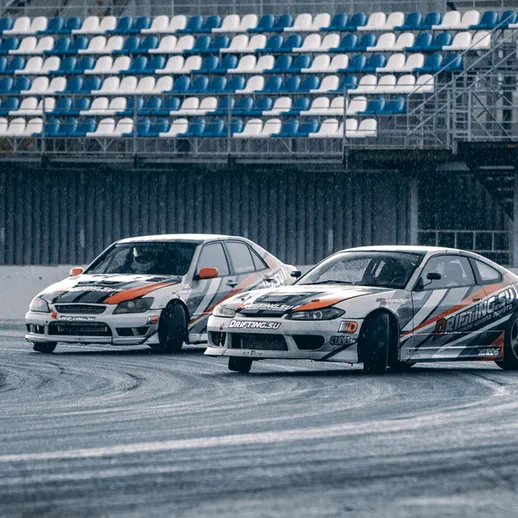 Дрифт трассы в дождливую погоду с участием спортивных автомобилей на автодроме