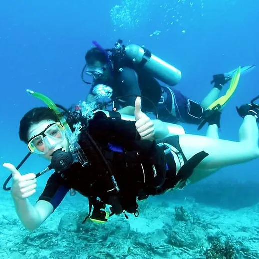 Подводное плавание в тропическом море с друзьями, наслаждаясь красотой подводного мира и исследуя кораллы