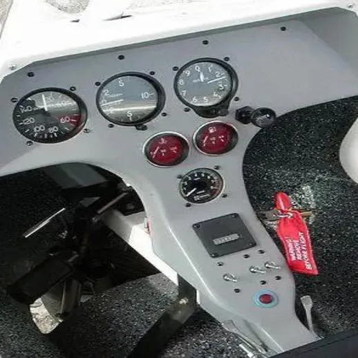 Панель управления легкого самолета с приборами во время полета на фоне голубого неба