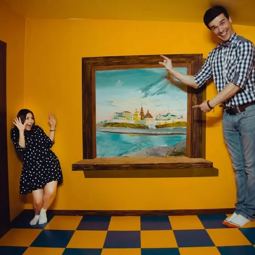 Удивительная иллюзия в комнате, где мужчина и женщина взаимодействуют с живописным окном и уникальными стенами