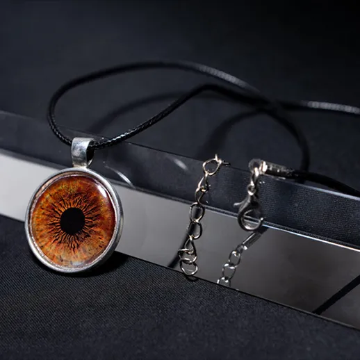 Оригинальное ожерелье с кулоном в виде глаза на черном фоне