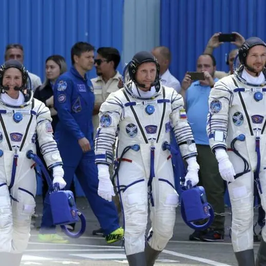 Космонавты в скафандрах на стартовой площадке перед полетом на международную космическую станцию в 2021 году