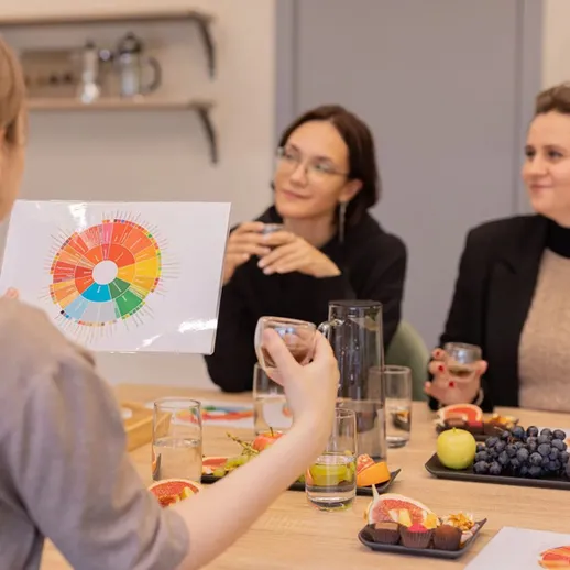 Обсуждение цветовой схемы на встрече с коллегами за столом с закусками и напитками