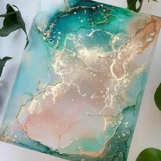 Абстрактная картина в акварельной технике с золотыми элементами на фоне зелёных растений