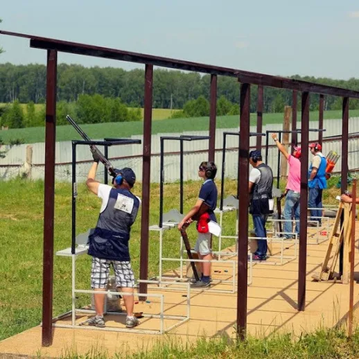 Соревнования по стрельбе из спортивного оружия на открытом воздухе в летний день на стрельбище