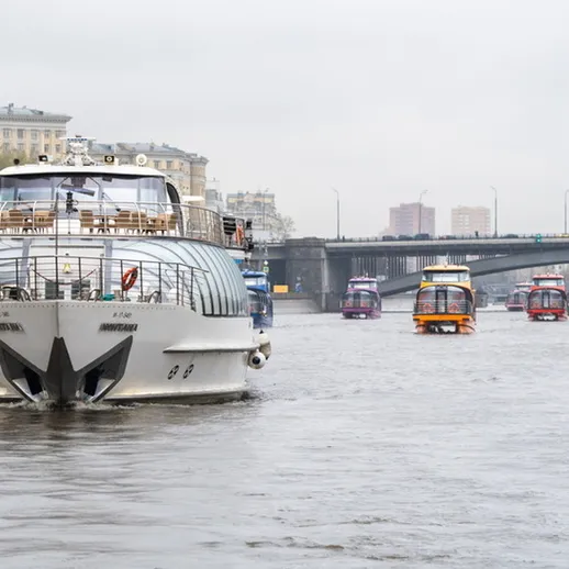 Корабли на реке Москве в пасмурный день с историческими зданиями на берегу