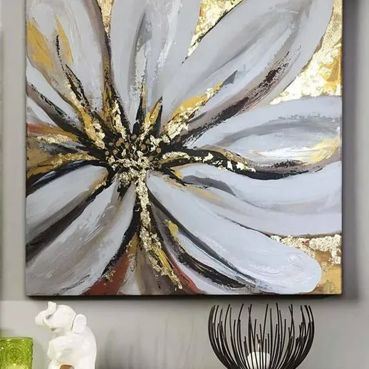 Живописный цветок на стене в интерьерной обстановке, украшенный золотыми элементами и аксессуарами, созданный для создания уюта