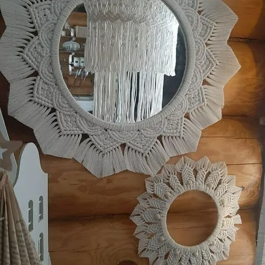 Красивая комната с макраме и зеркалами в уютном доме на фоне деревянных стен