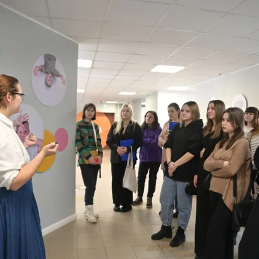 Экскурсия группы студентов по арт-выставке в современном центре искусства в России