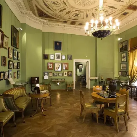 Экскурсия по художественному музею с выставкой портретов и предметов искусства на зелёных стенах