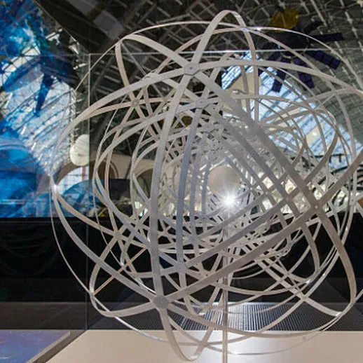 Современная скульптура в музее науки, изображающая молекулярную структуру, на выставке в Москве