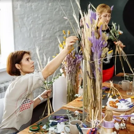 Участницы мастер-класса по флористике создают букет из сухоцветов в уютной студии весной